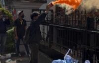 Di tengah riuhnya orasi perjuangan, seorang pria tak dikenal diduga mencoba melemparkan bom asap ke tengah kepadatan massa aksi 21 April.