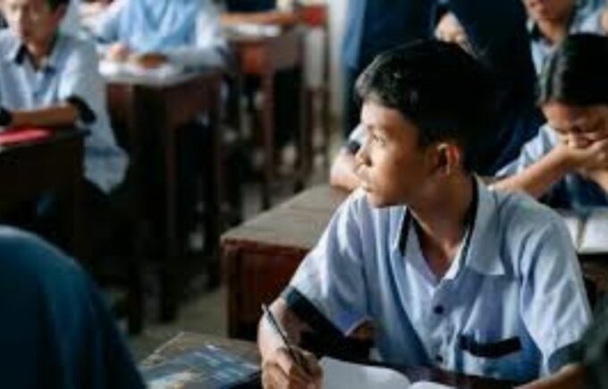 Pemerintah daerah memastikan bahwa kembalinya siswa ke sekolah bukan sekadar memindahkan lokasi belajar, melainkan upaya mengembalikan esosial dan kualitas pendidikan