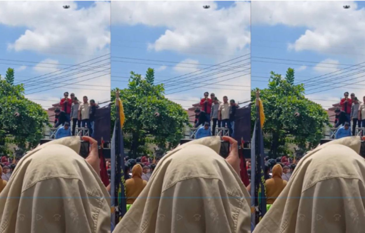 mahasiswa secara tegas menyerahkan dokumen berisi Tiga Tuntutan Utama yang menjadi akar kemarahan masyarakat