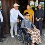 Bupati Kabupaten Hulu Sungai Utara (HSU), Kalimantan Selatan, Sahrujani menyerahkan bantuan kursi roda di Desa Tatah Laban