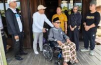 Bupati Kabupaten Hulu Sungai Utara (HSU), Kalimantan Selatan, Sahrujani menyerahkan bantuan kursi roda di Desa Tatah Laban