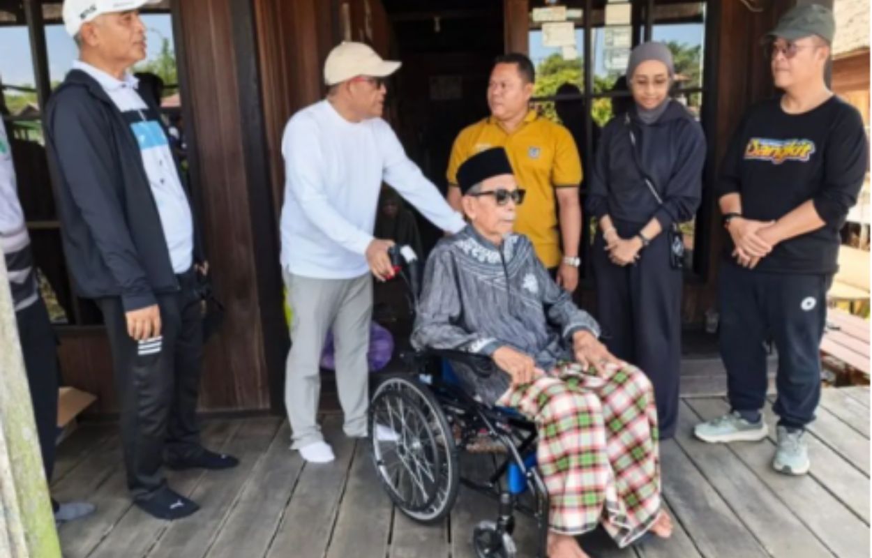 Bupati Kabupaten Hulu Sungai Utara (HSU), Kalimantan Selatan, Sahrujani menyerahkan bantuan kursi roda di Desa Tatah Laban