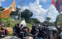 Massa sudah berkumpul bersiap aksi demo di kantor Gubernur Kaltim