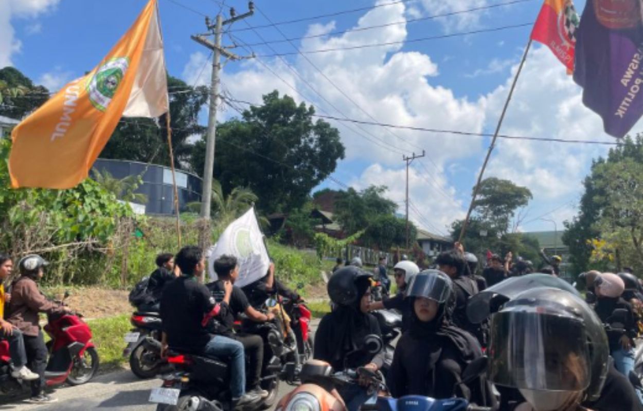 Massa sudah berkumpul bersiap aksi demo di kantor Gubernur Kaltim