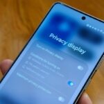 Samsung Galaxy S26 Ultra hadirkan Privacy Display yang membantu menjaga informasi tetap aman dari pandangan samping saat digunakan di ruang publik