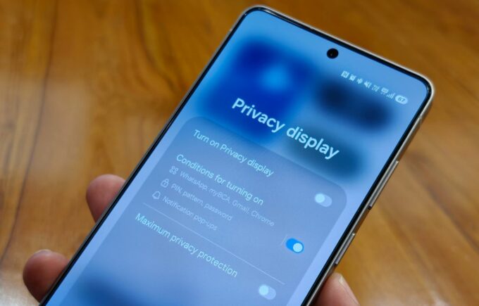 Samsung Galaxy S26 Ultra hadirkan Privacy Display yang membantu menjaga informasi tetap aman dari pandangan samping saat digunakan di ruang publik