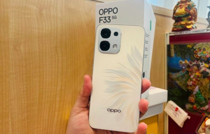 Oppo F33 5G kini langsung menarik perhatian berkat dua fitur yang paling menonjol, yaitu baterai jumbo 7.000mAh dan layar AMOLED 120Hz.