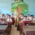 Bagian utara Kalimantan ketika fajar menyapu kabut di bukit.Deru mesin pesawat perintis pengingat bahwa dunia luar masih terhubung.
