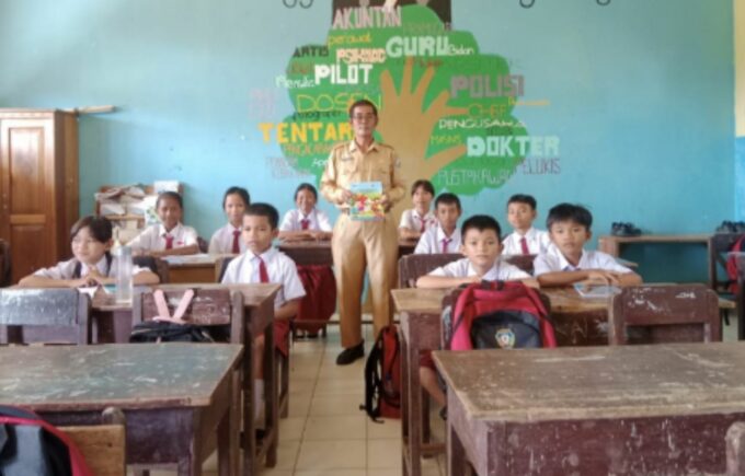 Bagian utara Kalimantan ketika fajar menyapu kabut di bukit.Deru mesin pesawat perintis pengingat bahwa dunia luar masih terhubung.