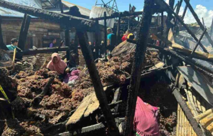 Kebakaran hebat melanda Pasar Harum Manis II di Jalan Pasar Baru, Kelurahan Kertak Baru Ilir, Banjarmasin Tengah, Senin (4/5) dini hari.